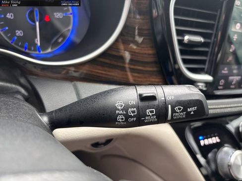 Used 2023 Chrysler Pacifica Limited FWD image 24