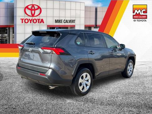 Used 2023 Toyota RAV4 LE AWD/4WD image 5