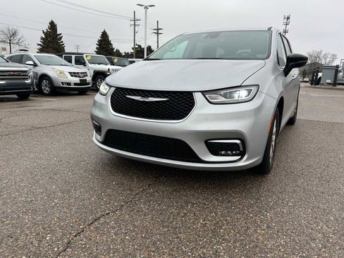 Certified 2024 Chrysler Pacifica Touring-L image 3