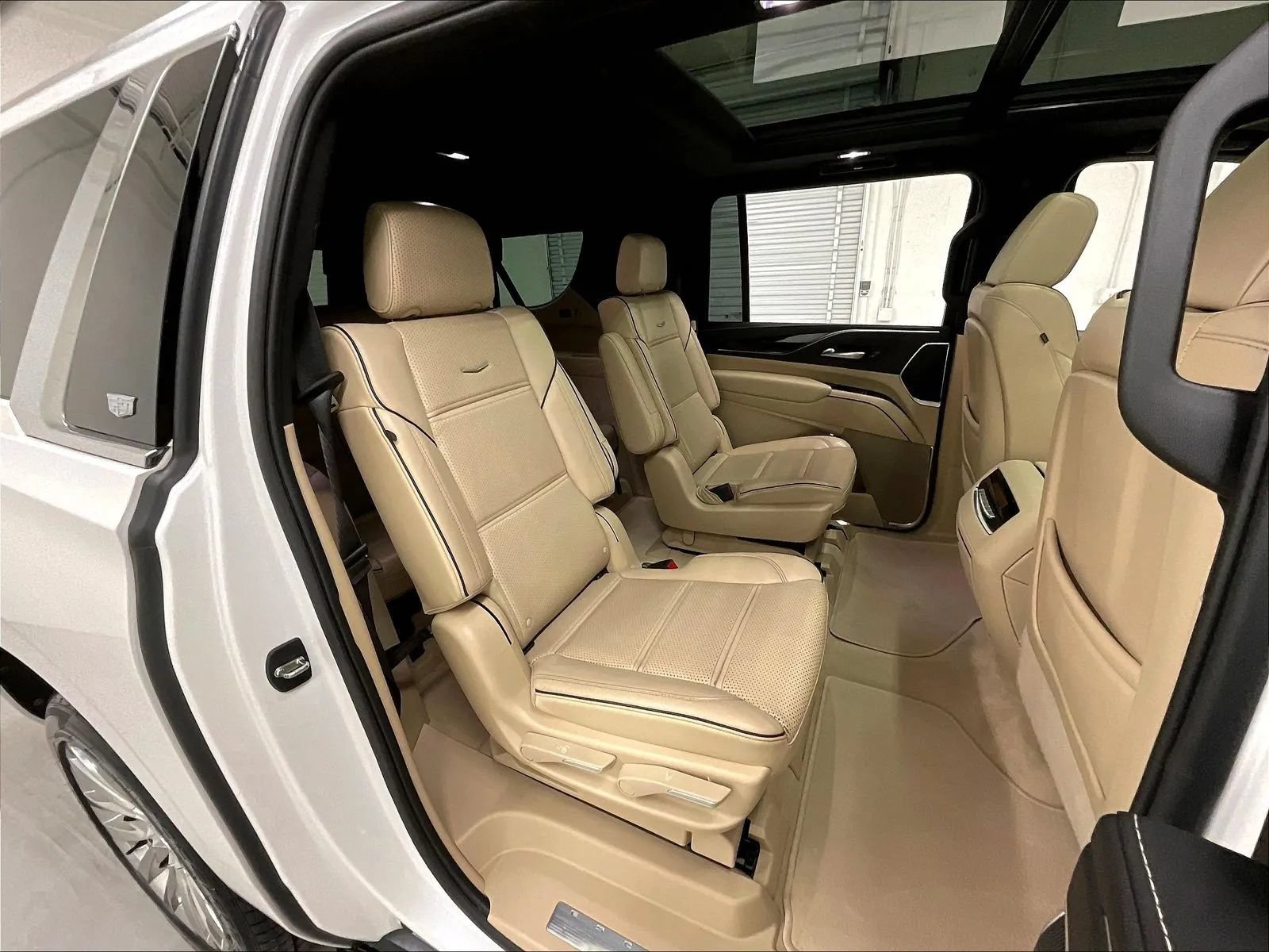 Used 2023 Cadillac Escalade ESV Premium Luxury w/ Performance Package AWD/4WD image 16