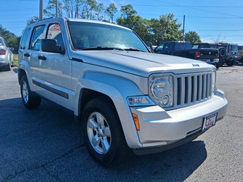 Used 2011 Jeep Liberty Sport AWD/4WD image 3