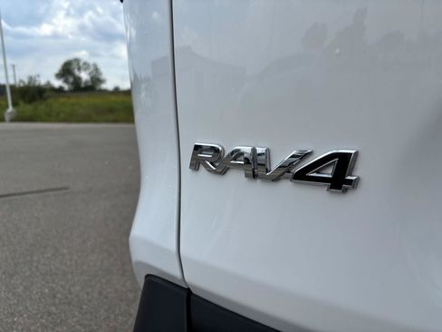 Used 2025 Toyota RAV4 XLE AWD/4WD image 10