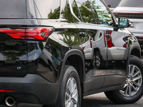 Used 2023 Chevrolet Traverse LT FWD image 23