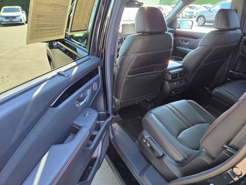 Used 2025 Honda Pilot TrailSport image 16