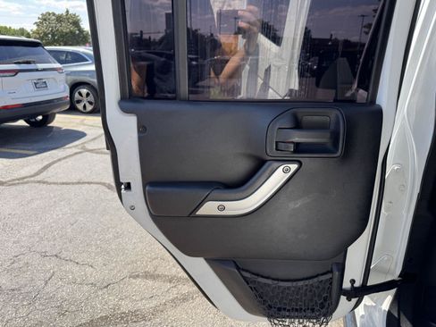 Used 2012 Jeep Wrangler Unlimited Sahara w/ Dual Top Group AWD/4WD image 23
