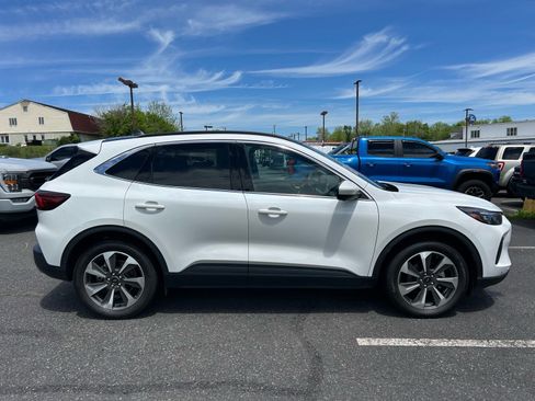 Used 2024 Ford Escape Platinum w/ Class II Trailer Tow Package AWD/4WD image 4
