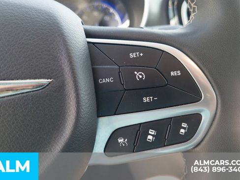 Used 2024 Chrysler Pacifica Touring-L FWD image 10