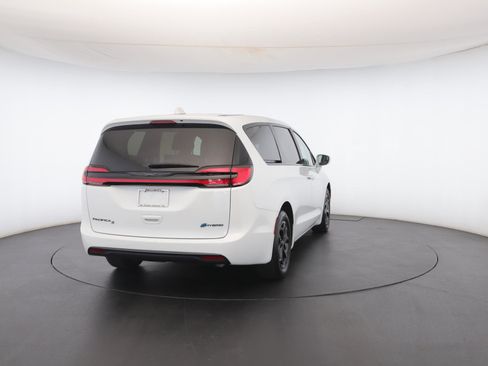 Used 2022 Chrysler Pacifica Touring-L w/ S Appearance Package image 26