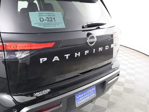 Used 2025 Nissan Pathfinder SV image 15