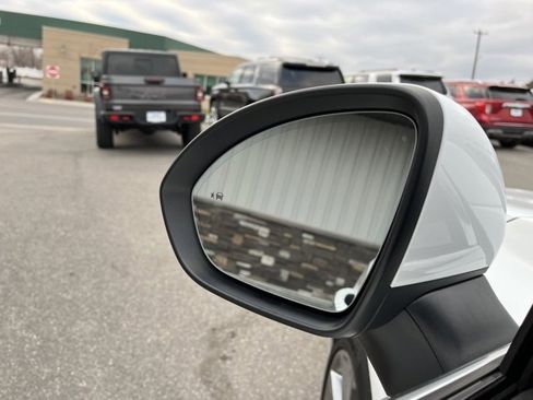 Used 2022 Buick Envision Avenir w/ Technology Package II image 23