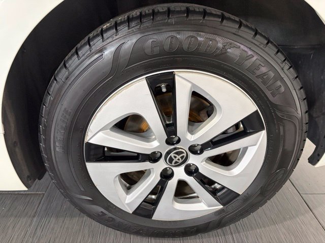 Used 2018 Toyota Prius Four w/ Advanced Technology Package FWD image 23