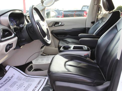 Used 2023 Chrysler Pacifica Touring-L FWD image 17