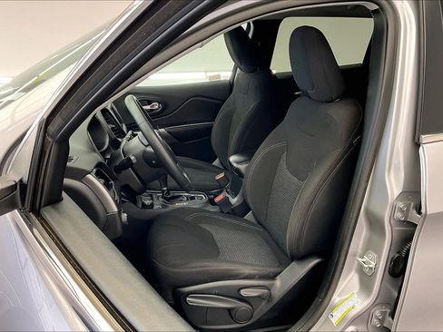 Used 2019 Jeep Cherokee Latitude w/ Popular Appearance Group image 17