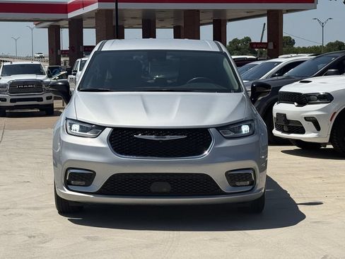 Used 2024 Chrysler Pacifica Touring-L FWD image 7
