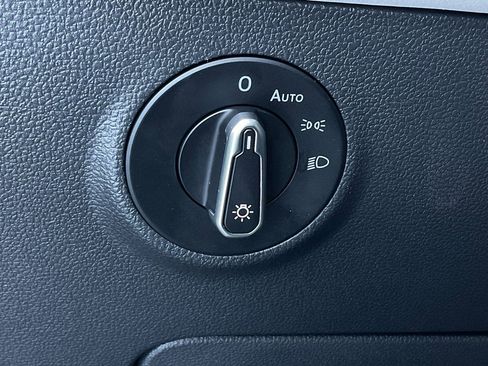 Used 2025 Volkswagen Taos SE image 27