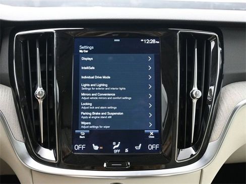 Used 2022 Volvo V60 T5 Cross Country w/ Advanced Package image 16