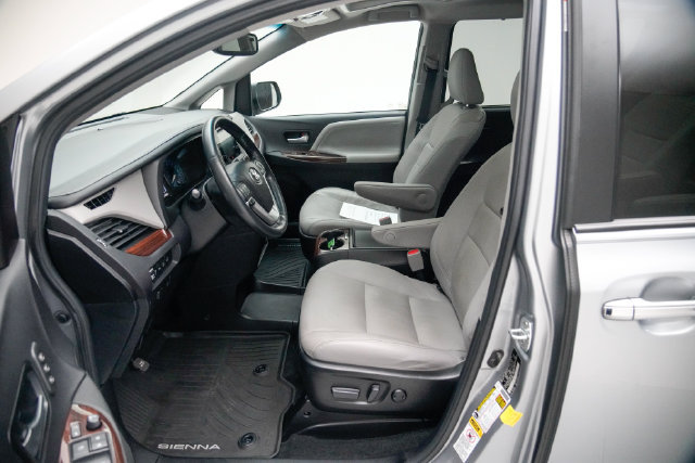 Used 2017 Toyota Sienna Limited w/ Outdoor Package AWD/4WD image 13