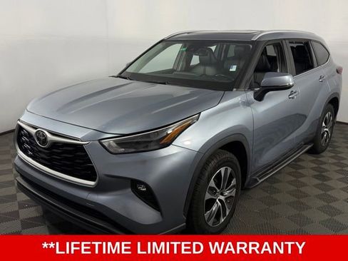 Used 2023 Toyota Highlander XLE image 3