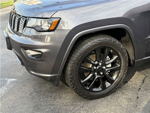 Used 2018 Jeep Grand Cherokee Altitude image 11