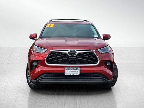 Used 2022 Toyota Highlander XLE image 2