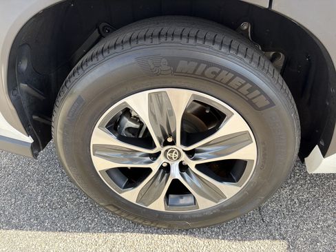 Certified 2025 Toyota Highlander XLE FWD image 29