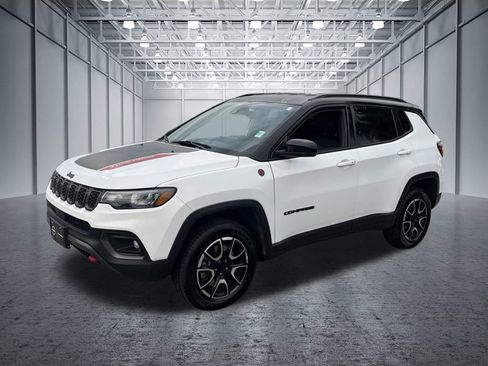 Used 2024 Jeep Compass Trailhawk AWD/4WD image 3