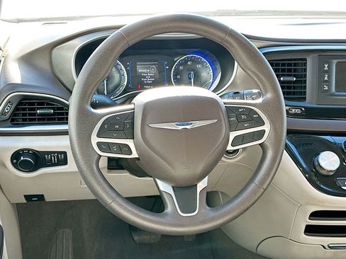 Used 2017 Chrysler Pacifica LX image 17