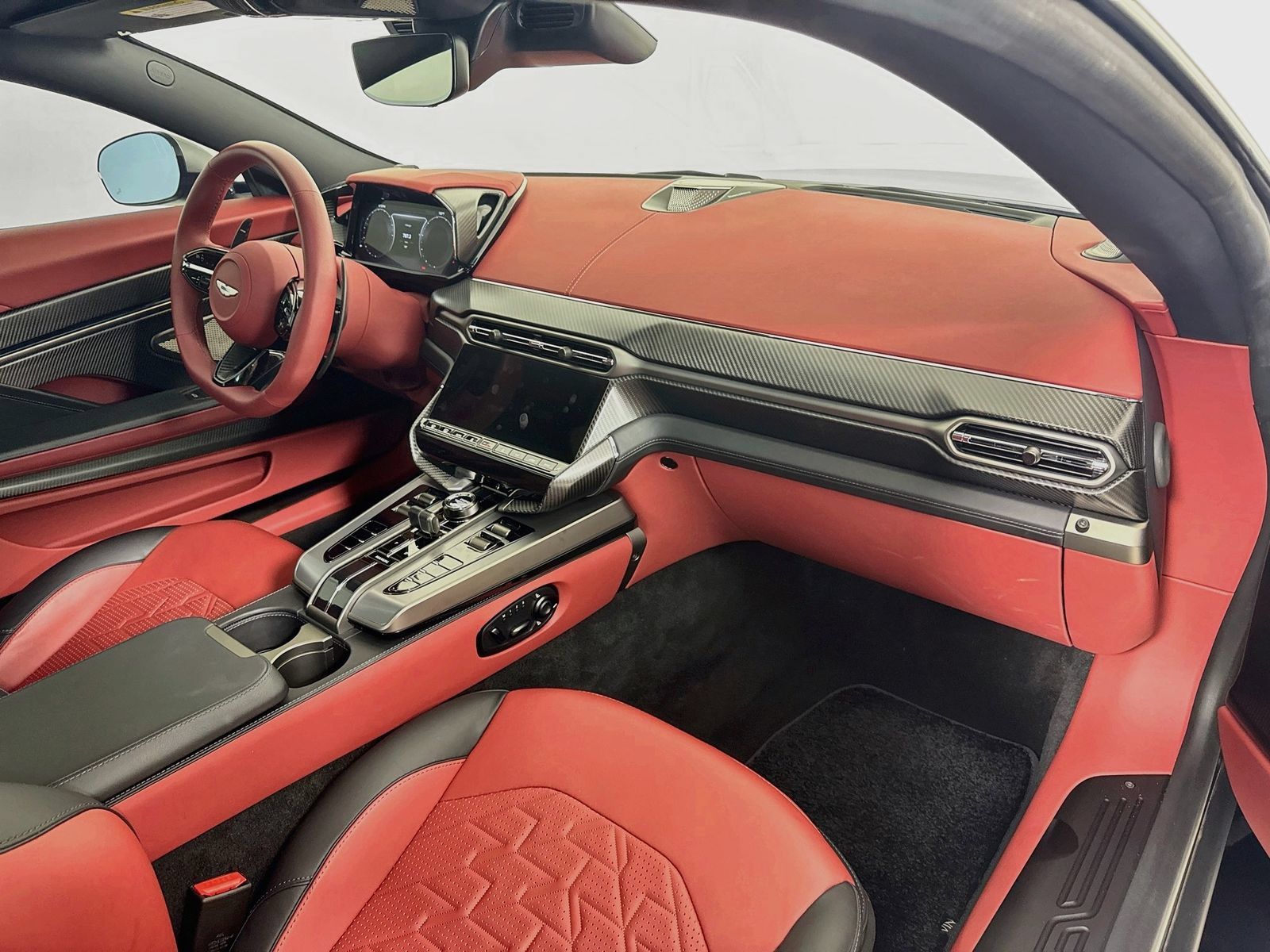 Used 2025 Aston Martin Vanquish RWD image 9