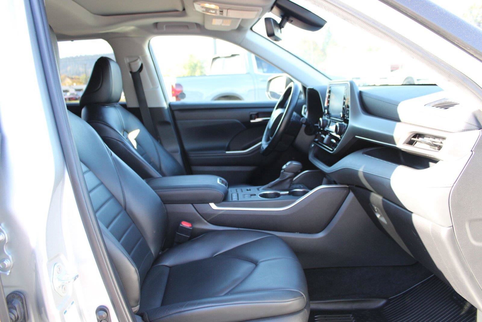 Used 2022 Toyota Highlander XLE AWD/4WD image 13