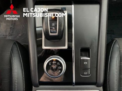 Used 2023 Mitsubishi Outlander SE image 17