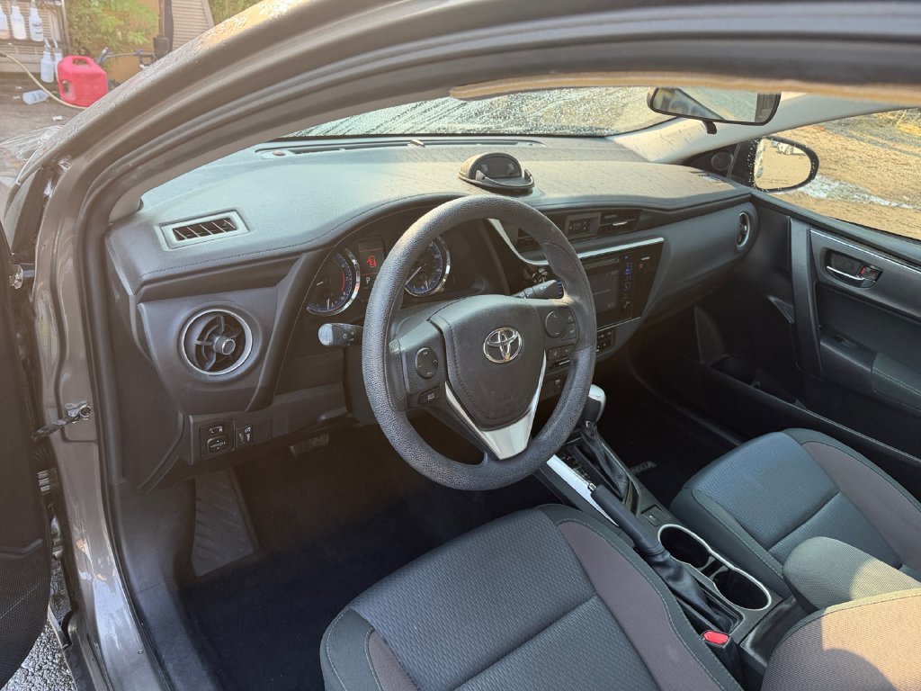 Used 2017 Toyota Corolla LE w/ Carpet Mat Package (TMS) FWD image 18