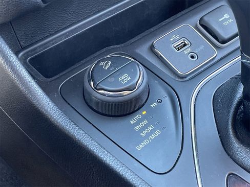 Used 2019 Jeep Cherokee Latitude Plus w/ Comfort/Convenience Group image 31