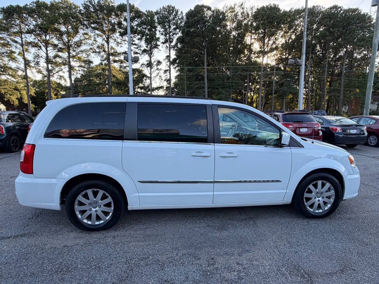 Used 2016 Chrysler Town & Country Touring FWD image 11