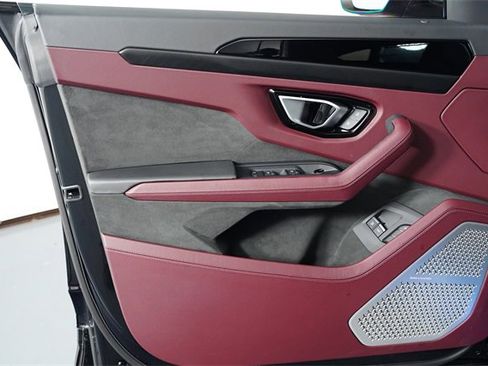 Used 2025 Lamborghini Urus SE image 44