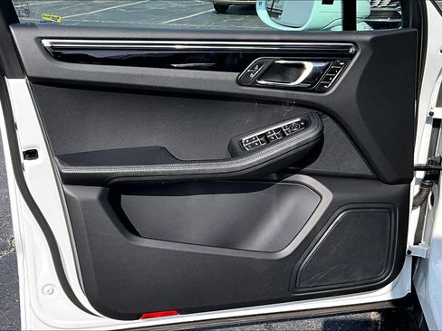 Used 2025 Porsche Macan image 23