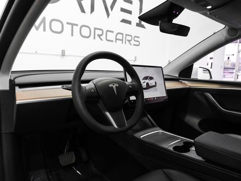 Used 2025 Tesla Model Y Long Range image 3