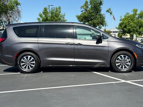 Used 2022 Chrysler Pacifica Touring-L w/ Uconnect Theater Family Group FWD image 10