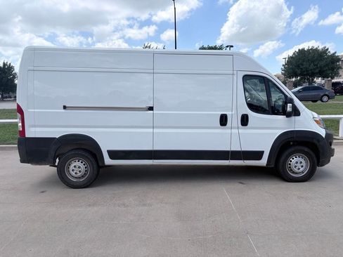 Used 2024 RAM ProMaster 2500 w/ Convenience Group FWD image 3