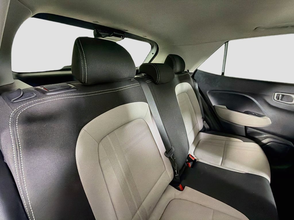 Used 2022 Hyundai Venue SEL FWD image 22
