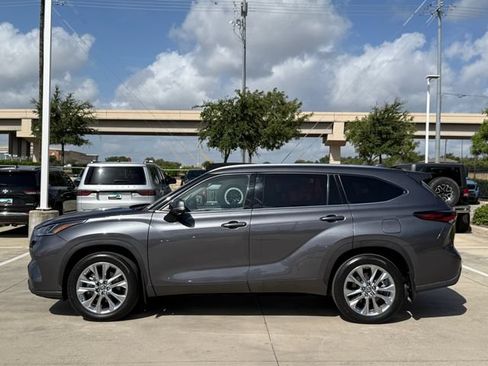 Used 2024 Toyota Highlander Limited AWD/4WD image 8