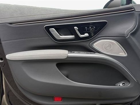 Used 2023 Mercedes-Benz EQS 580 4MATIC Sedan image 11