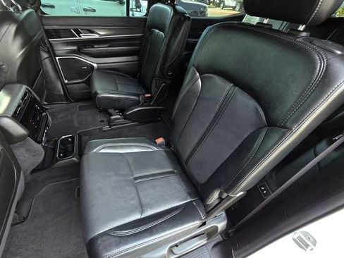 Certified 2023 Jeep Wagoneer Series III w/ Preferred Equipment Group AWD/4WD image 26