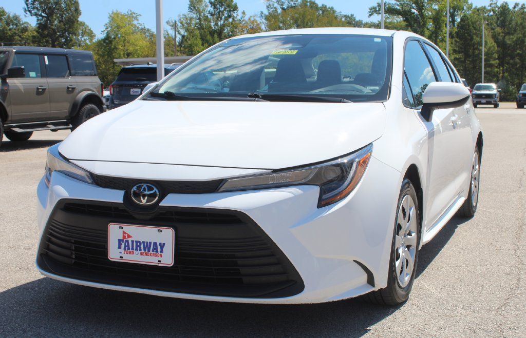 Used 2025 Toyota Corolla LE FWD image 4