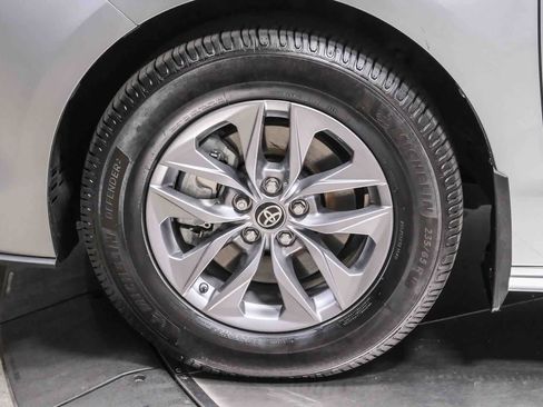 Used 2021 Toyota Sienna XLE FWD image 10