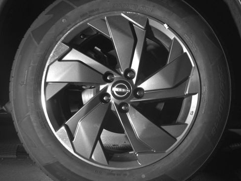 Used 2025 Nissan Rogue SV image 15