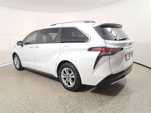 Used 2022 Toyota Sienna Limited image 7