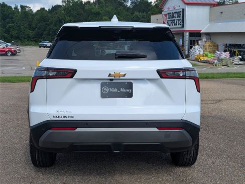 New 2026 Chevrolet Equinox LT w/ Convenience Package II FWD image 4