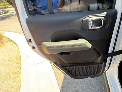 Used 2025 Jeep Gladiator Mojave w/ Convenience Group AWD/4WD image 35