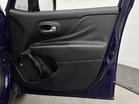 Used 2018 Jeep Renegade Altitude w/ Safety & Security Group FWD image 31