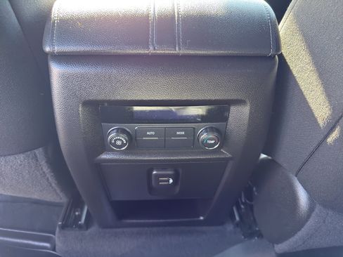 Used 2022 Chevrolet Traverse LT image 32